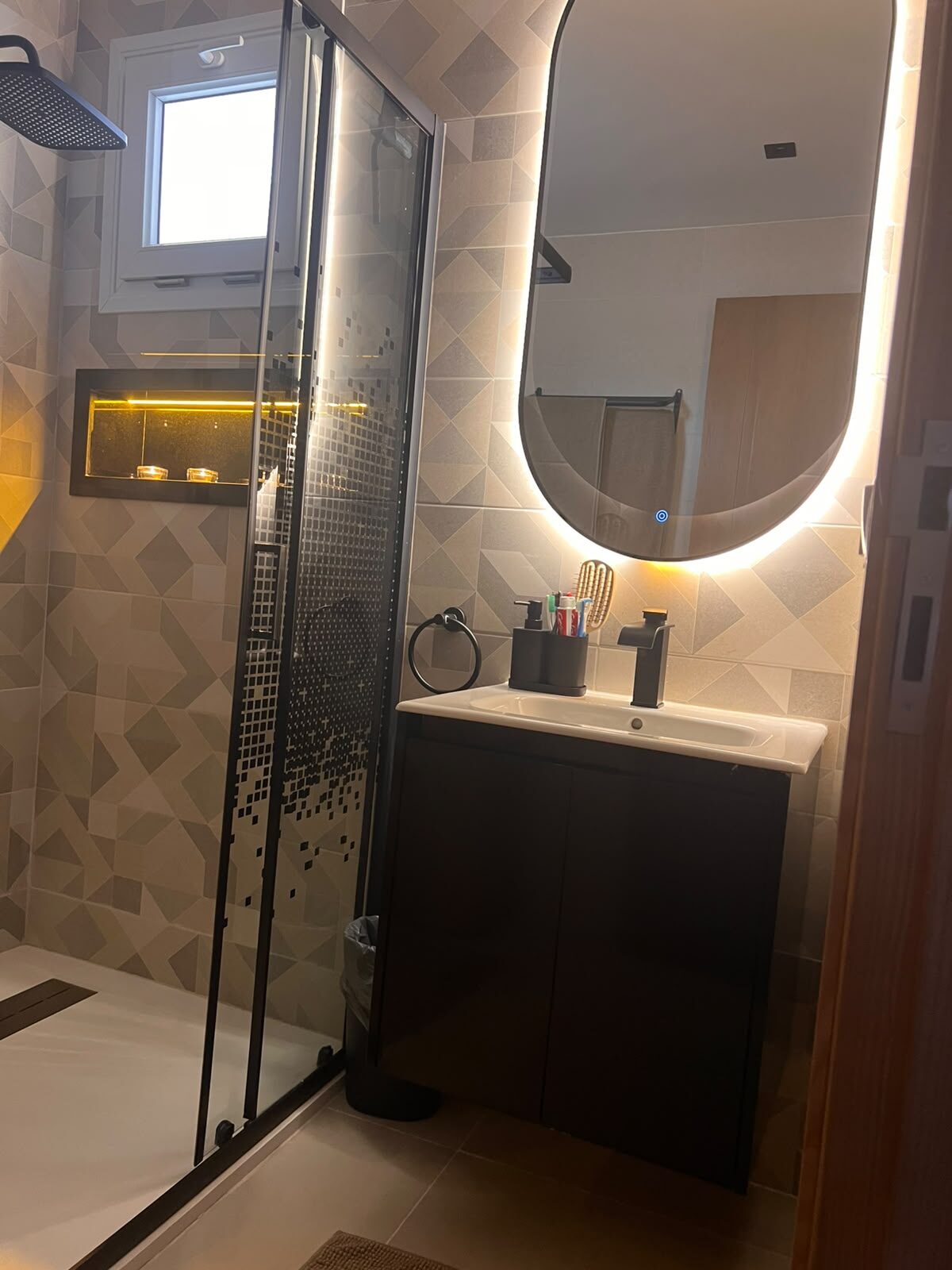 Badkamer met LED-spiegel Casa Terracotta